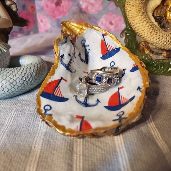 DECOUPAGE SAILBOATS AND ANCHORS ON A OYSTER SHELL - Picture 4 of 8